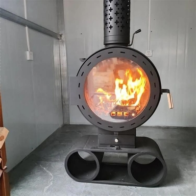 ヨーロッパの屋内支えがない木燃焼掛かるストーブの暖炉
