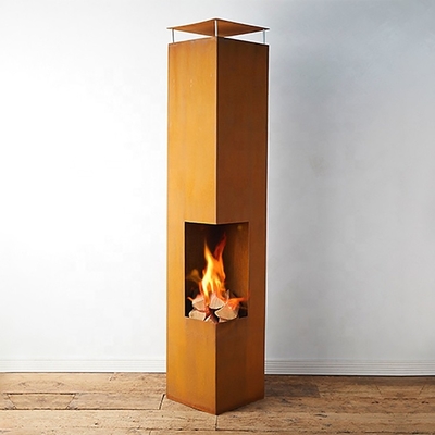 Chimineaを燃やす長方形の錆ついたコルテンの鋼鉄屋外の暖炉木