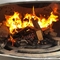 冷間圧延された鋼鉄天井は実質の炎と燃える暖炉木を中断した