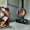 木製の非常に熱いストーブのあたりの装飾的な屋内掛かる暖炉のセントラル・ヒーティング