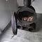 木製の非常に熱いストーブのあたりの装飾的な屋内掛かる暖炉のセントラル・ヒーティング
