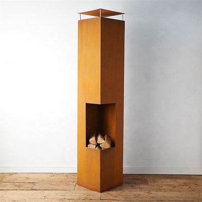 Chimineaを燃やす長方形の錆ついたコルテンの鋼鉄屋外の暖炉木