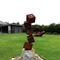 現代立方体はコルテンの鋼鉄彫刻の錆ついた庭の彫像を形づける