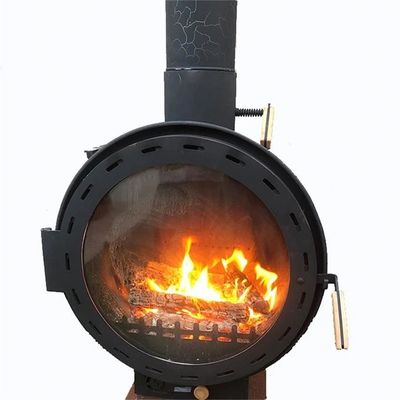 現代様式木は壁に取り付けられた掛かる木燃焼ストーブの暖炉を始動させた
